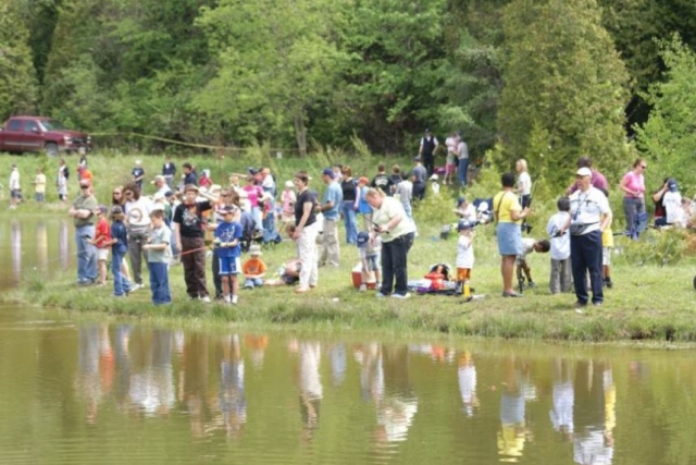 Evento de día de pesca para niños